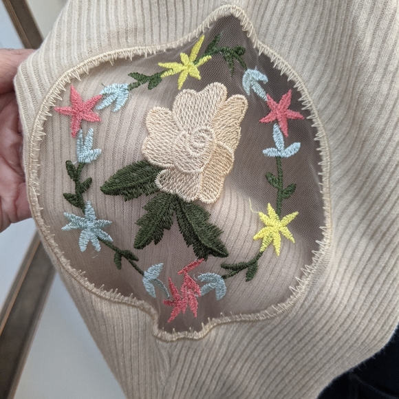 Pretty sweater size Medium - Picture 3 of 3